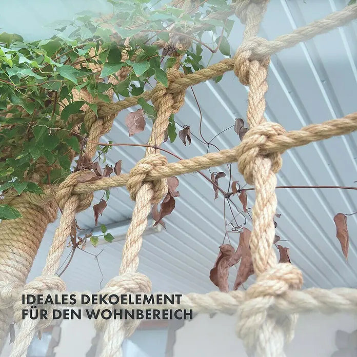 Karat Seil Jute Arnold - Seillänge: 25 m, Naturfaser, Durchmesser: 26 mm - Dekoratives Seilnetz mit starken Knoten, umrankt von Grünpflanzen, ideal für den Wohnbereich.