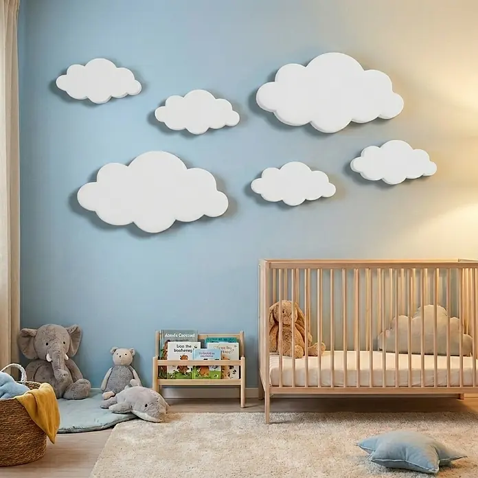 Silenti Akustikpaneel Set Wolke - 6 -tlg., Weiß, 100 % Polyester - Weiße wolkenförmige Wanddekorationen in einem Babyzimmer installiert.