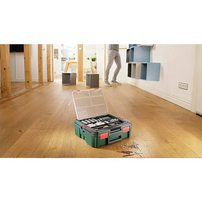 Bosch Power for All 18V Akku-Bohrschrauber EasyDrill 18V-40 - 18 V, 1 Akku, 1,5 Ah, 32 Nm - Grüne und schwarze offene Werkzeugbox mit Schrauben, Dübeln und Bohrern auf Holzfußboden.