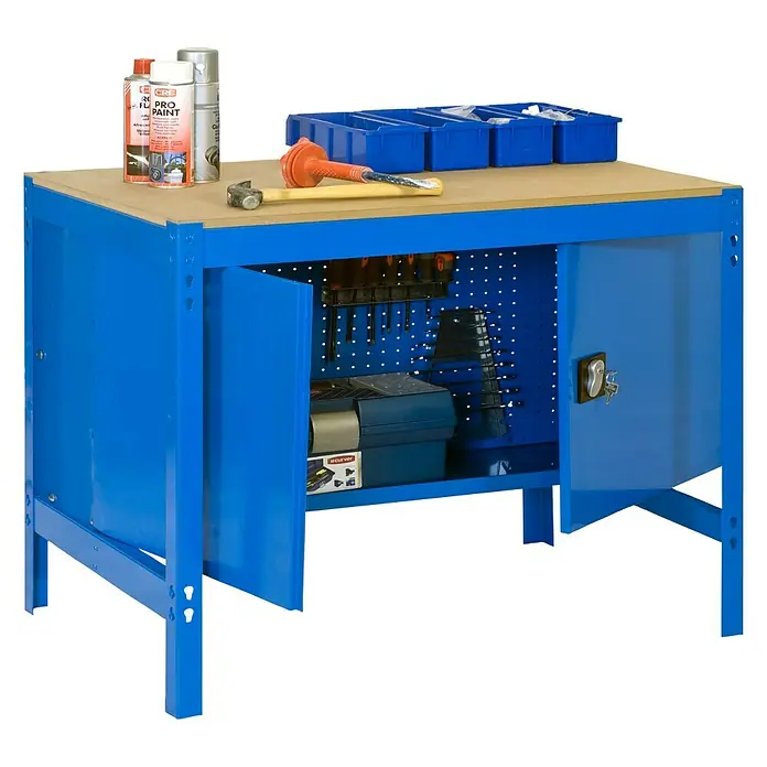 Simonrack Simonwork Werkbank BT0 Cabinet 900 - L x B: 61 x 90 cm, Arbeitshöhe: 84,2 cm, Belastbarkeit: 400 kg, Blau - Werkbank mit blauer Metallstruktur, Holzplatte, Werkzeugen und Farbspraydosen für den Werkstattbedarf.