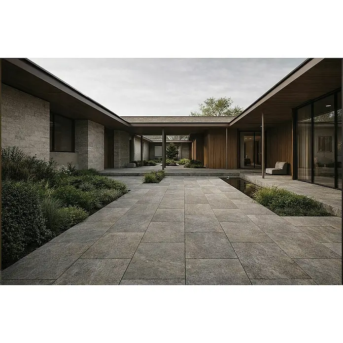 Terrassenfliese Torre - 40 x 80 x 2 cm, Luserna Mista, Matt - Graue Steinoptik-Pflasterplatten bilden eine moderne Terrasse und einen Weg im Innenhof.