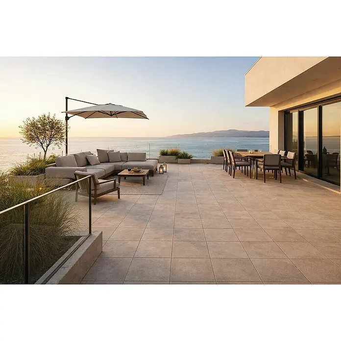 Terrassenfliese Urban Pro - 60 x 60 x 2 cm, Beige, Matt - Große beigefarbene Terrassenfliesen für eine weitläufige Terrasse mit Meerblick.