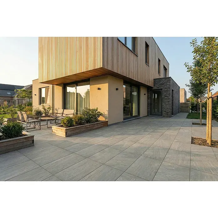 Terrassenfliese Tempio - 60 x 90 x 2 cm, Grey, Matt - Helle, strukturierte graue Terrassenplatten bilden eine geräumige Terrasse für ein modernes Haus.