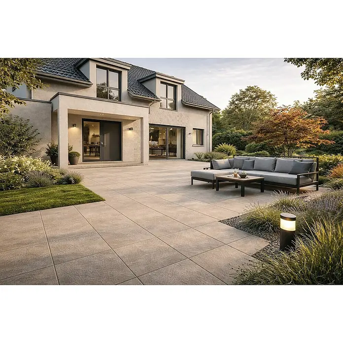 Terrassenfliese Tempio - 60 x 60 x 2 cm, Beige, Matt - Helle, beigefarbene Terrassenplatten verbinden ein modernes Haus mit einem stilvollen Lounge-Bereich im Freien.