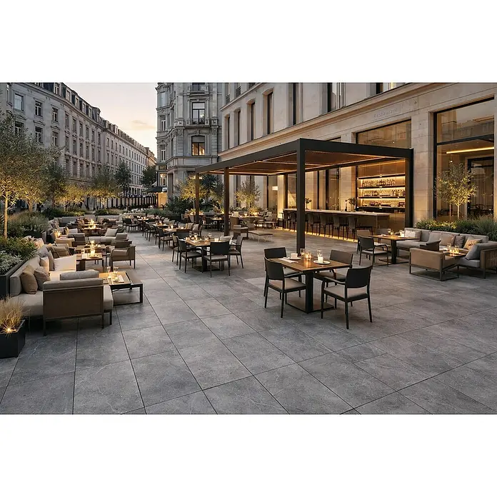 Terrassenfliese Total Stone - 60 x 90 x 2 cm, Grigio, Matt - Große graue Terrassenplatten gestalten eine elegante Restaurant-Außenanlage mit Tischen und Barbeleuchtung.