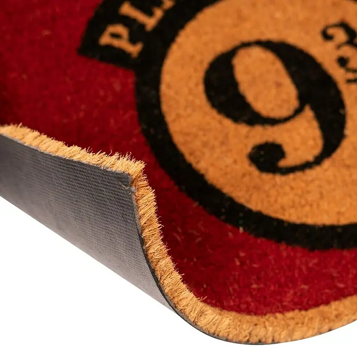Fußmatte Harry Potter - 60 x 40 cm, Platform 9 3/4, Material Nutzschicht: Kokos - Rote Kokosfußmatte mit teilweisem schwarz-braunem '9'-Design, zeigt ihre raue Textur und Gummiunterseite.