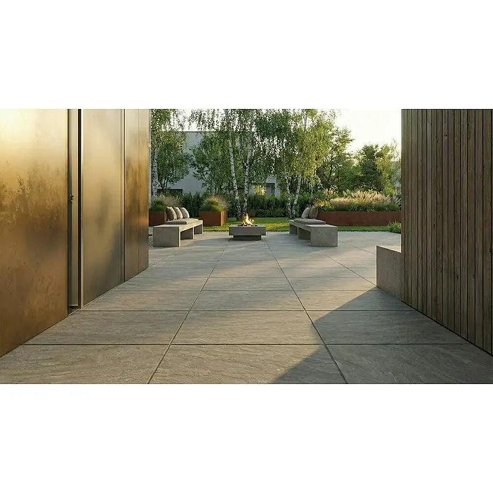 Terrassenfliese Tempio - 60 x 90 x 2 cm, Grey, Matt - Großformatige grau-beige Terrassenplatten für einen modernen, strukturierten Außenbereich mit Feuerstelle.