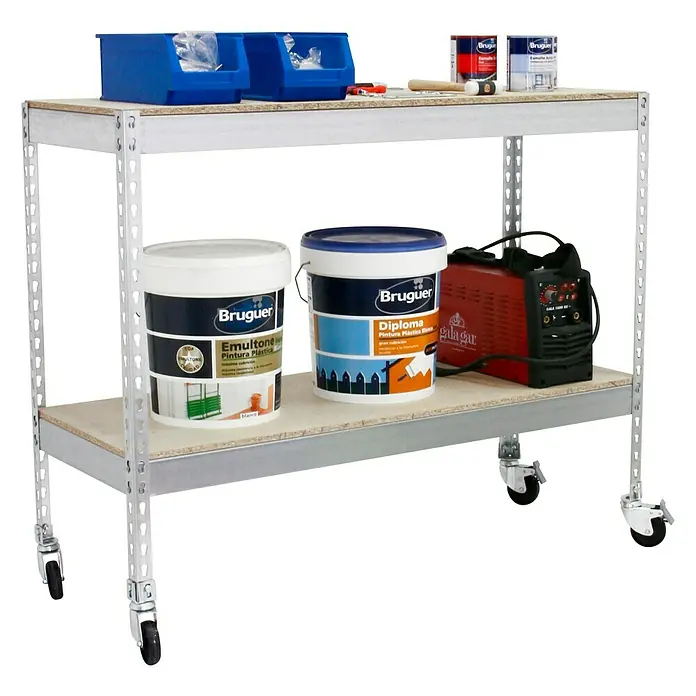 Simonrack Simontaller Metallregal Ecoforte Chipboard Mobil - H x B x T: 90 x 150 x 45 cm, Traglast pro Boden: 75 kg, Anzahl Böden: 2 Stk., Stecken, Silber, Rollen - Ein Werkstatttisch mit zwei Regalen und Rollen. Auf den Regalen stehen Farbeimer, Werkzeug und andere Gegenstände.