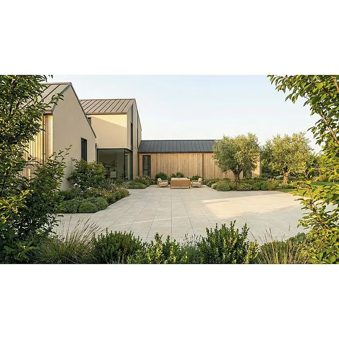 Terrassenfliese Torre - 40 x 80 x 2 cm, Botticino, Matt - Hölzernes Outdoor-Sofa und zwei Sessel auf heller Fliesenterrasse, umgeben von üppiger Landschaft in modernem Garten.