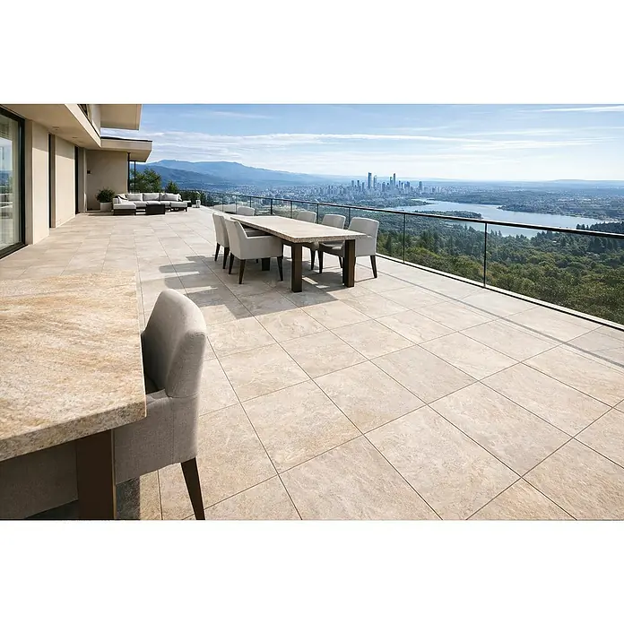 Terrassenfliese Colosseo - 60 x 60 x 2 cm, Barge, Matt - Großzügige Außenterrasse, gefliest mit hellbeigen Outdoor-Fliesen, ausgestattet mit Ess- und Lounge-Bereich und Panoramablick.