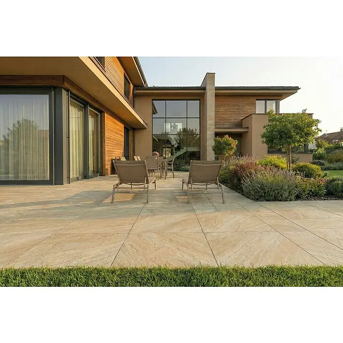 Terrassenfliese Quarzo - 80 x 80 x 2 cm, Beige, Matt - Große, hellbeige Terrassenplatten mit Natursteinoptik vor einem modernen Haus.