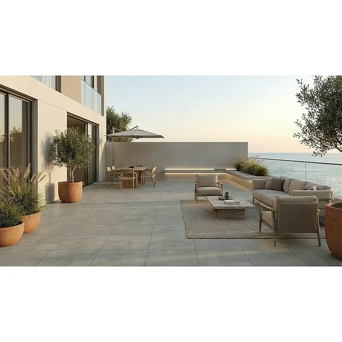 Terrassenfliese Urban Pro - 60 x 60 x 2 cm, Grey, Matt - Geräumige Außenterrasse mit modernen Möbeln, bequemer Sofagarnitur und Essbereich, mit herrlichem Meerblick. Helle Textilien und Holzdetails prägen das Design.