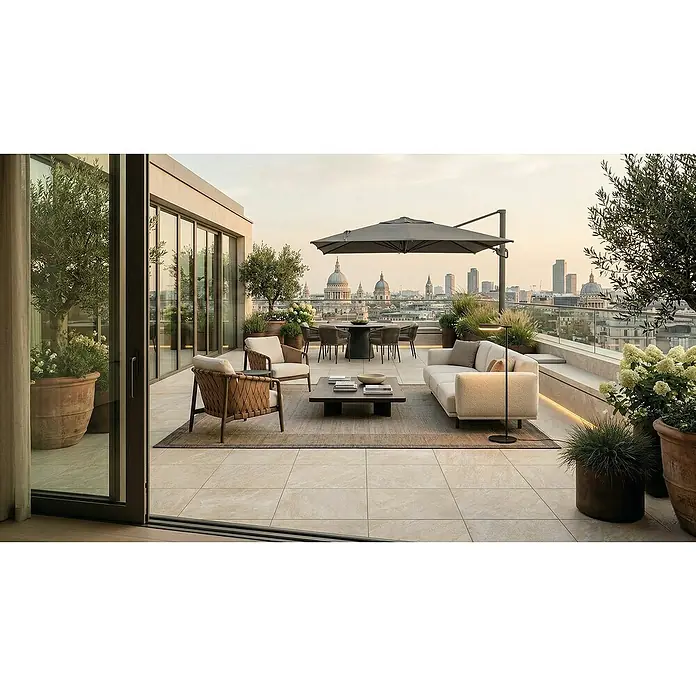 Terrassenfliese Colosseo - 60 x 60 x 2 cm, Barge, Matt - Luxuriöse Dachterrasse mit modernen Gartenmöbeln, Sofa, Sesseln, Couchtisch und Essgarnitur, mit Blick auf die Stadtkulisse.