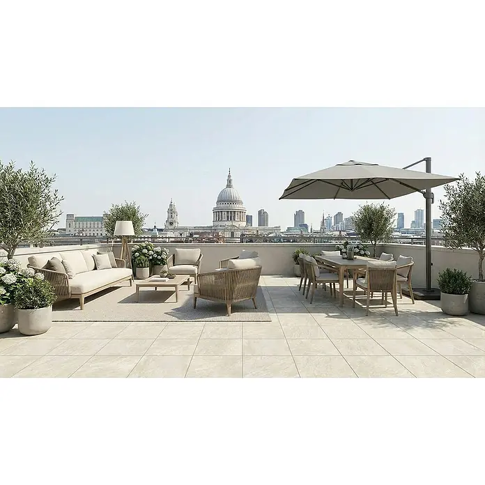 Terrassenfliese Colosseo - 60 x 60 x 2 cm, Barge, Matt - Elegantes Outdoor-Möbelset aus hellem Holz und Stoffpolstern auf einer modernen Dachterrasse.