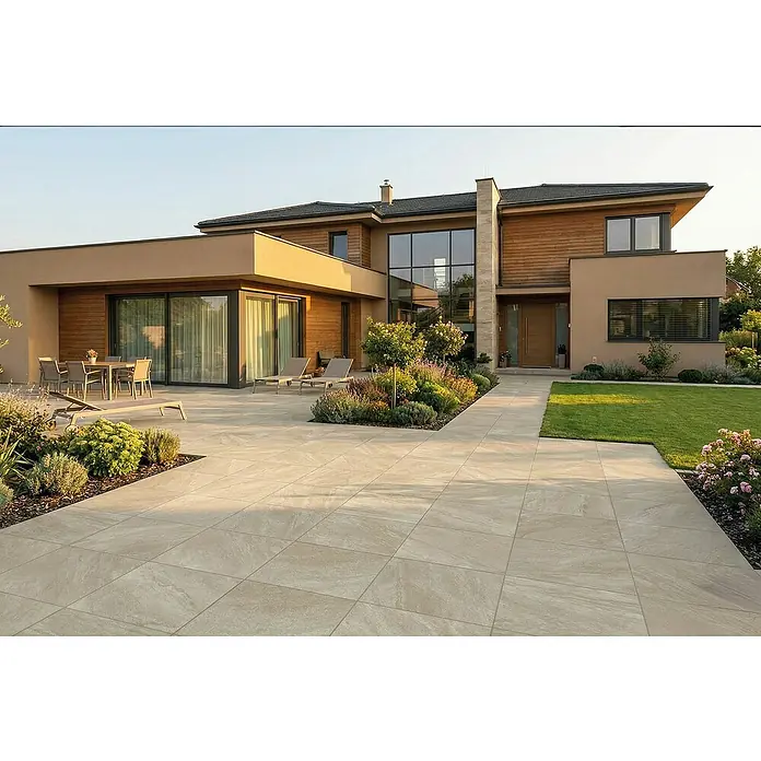 Terrassenfliese Quarzo - 80 x 80 x 2 cm, Beige, Matt - Helle beige Outdoor-Pflasterplatten mit subtilem Steineffekt bedecken eine geräumige Terrasse und einen Weg um ein modernes Haus.