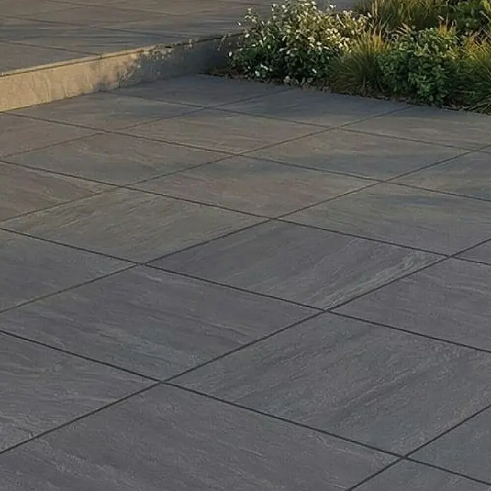 Terrassenfliese Tempio - 60 x 60 x 2 cm, Anthrazit, Matt - Dunkelgraue, texturierte Terrassenplatten für den Außenbereich, mit Grün.