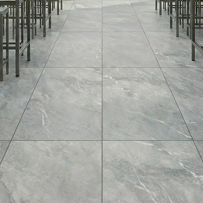 Terrassenfliese Total Stone - 60 x 90 x 2 cm, Grigio, Matt - Graue Bodenfliesen in Marmoroptik in einem gewerblichen Umfeld.