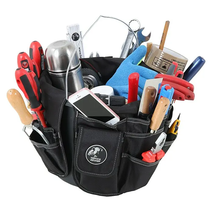 Hepco & Becker Werkzeugtasche Polytex 5860 Eimertasche - Nylon - Eine schwarze Hepco & Becker Werkzeugtasche gefüllt mit Werkzeugen, einem Handy und einer Thermoskanne.