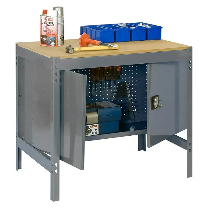 Simonrack Simonwork Werkbank BT0 Cabinet 900 - L x B: 61 x 90 cm, Arbeitshöhe: 84,2 cm, Belastbarkeit: 400 kg, Grau - Eine Werkbank mit Werkzeugen, Spraydosen und blauen Behältern auf der Arbeitsfläche. Die Schranktüren sind geöffnet und geben Einblick.