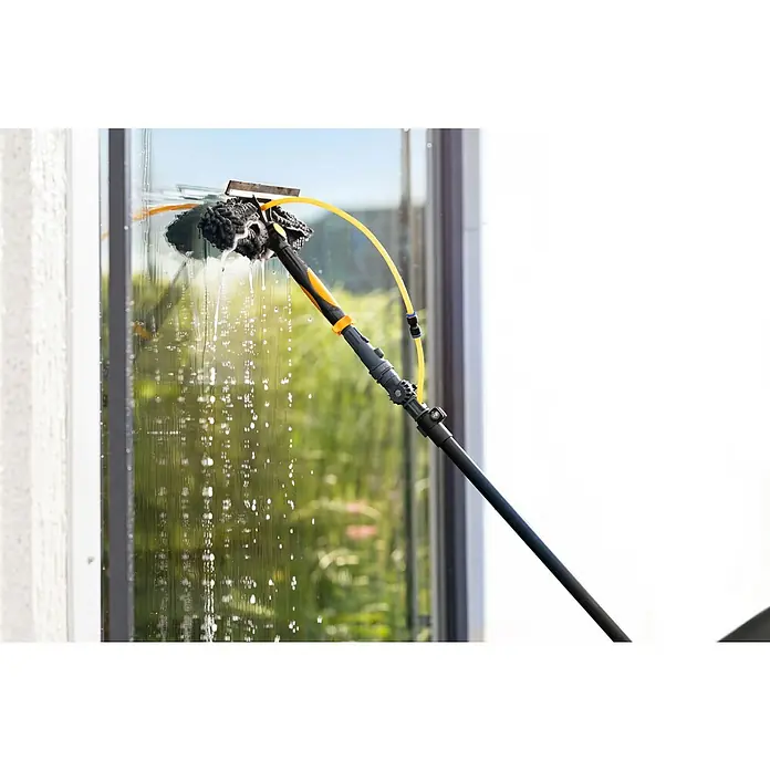 Neptun PV-  & Fassaden Reinigungsset mit verschiedenen Aufsätzen - Teleskopstiel, 120 cm - 490 cm - Ein schwarzer und gelber Teleskop-Fensterreinigungsstab mit Bürsten- und Abziehertkopf, verbunden mit einem gelben Schlauch, reinigt aktiv ein Fenster mit Wasser.