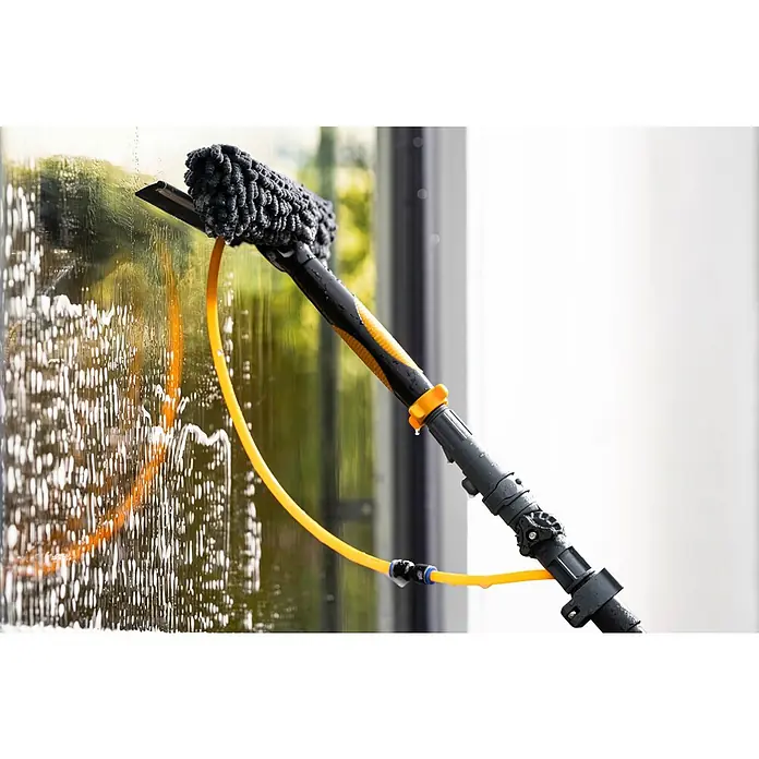 Neptun PV-  & Fassaden Reinigungsset mit verschiedenen Aufsätzen - Teleskopstiel, 120 cm - 490 cm - Schwarze und gelbe Fensterbürste mit Abzieherkopf reinigt ein seifiges Fenster.