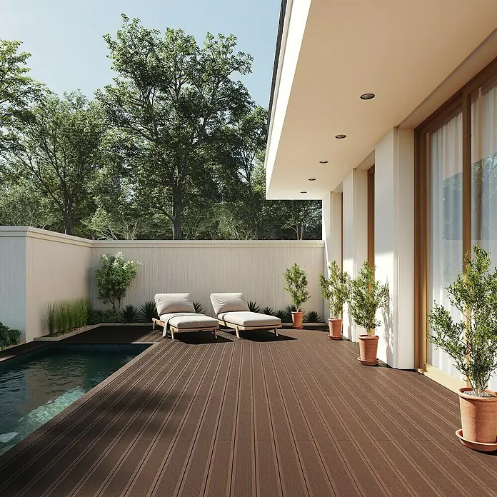 Dioco Tablón para terraza WPC Durafloor - L x An x Es: 220 x 14 x 2,3 cm, IPE/Teca, 1 ud. - Tarima marrón oscuro forma un amplio patio exterior junto a una piscina, amueblado con tumbonas y plantas en maceta.