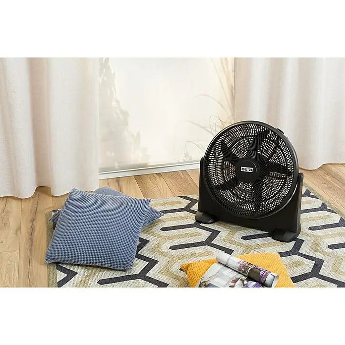 Houston Ventilador de suelo Box Fan 50 - 55 W, Negro, 50 cm - Primer plano de un ventilador negro Houston sobre una alfombra, que aporta una brisa refrescante y confort a la habitación.