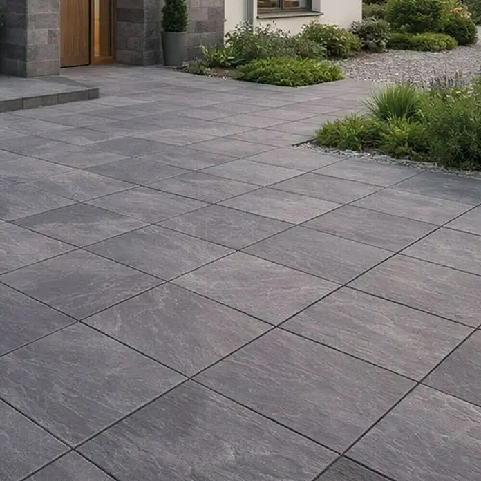 Terrassenfliese Tempio - 60 x 60 x 2 cm, Anthrazit, Matt - Große dunkelgraue Terrassenplatten mit feiner Steinstruktur bilden eine elegante Außenfläche.