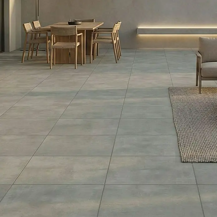 Terrassenfliese Urban Pro - 60 x 60 x 2 cm, Grey, Matt - Grosse, hellgraue Bodenfliesen auf einer Terrasse mit Ess- und Loungebereich.