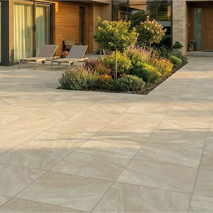 Terrassenfliese Quarzo - 80 x 80 x 2 cm, Beige, Matt - Große, hellbeige Terrassenfliesen, die einen einladenden Außenwohnbereich mit Garten und Liegen bilden.