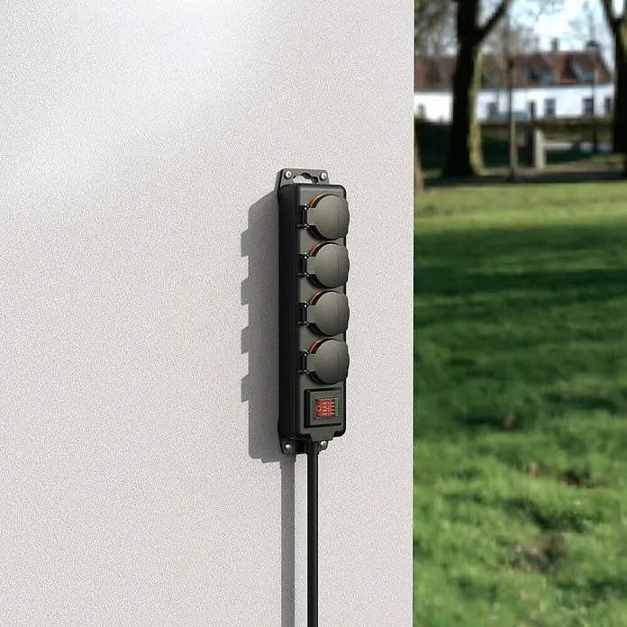 Hama Steckdosenleiste 4-fach 00223063 IP44 Wandmontage - Kabellänge: 2 m - Schwarze Outdoor-Steckdosenleiste mit fünf Klappdeckel-Steckdosen und rotem Schalter, an Wand montiert.