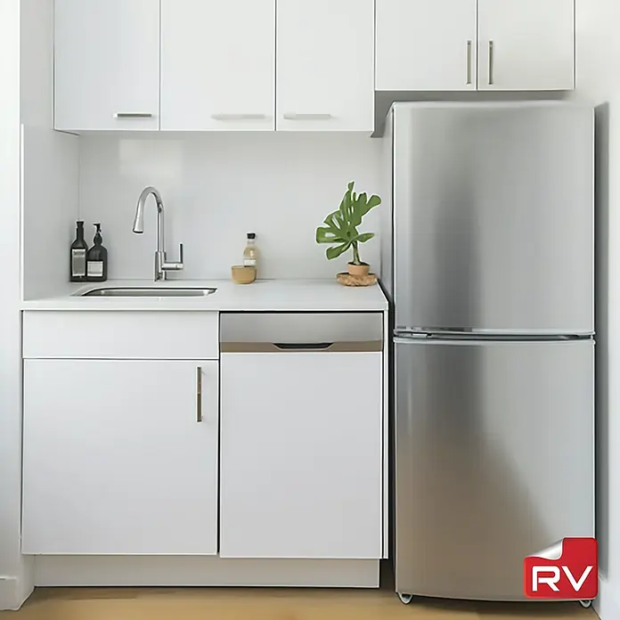 Lámina decorativa autoadhesiva vinílico autoadhesivo a metros - Blanco roto - Cocina blanca moderna con electrodomésticos de acero inoxidable, incluyendo nevera, fregadero y lavavajillas integrado.