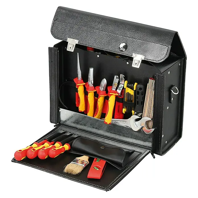 Hepco & Becker Werkzeugtasche Favorit 7122 - Innenmaß: B x T x H: 400 x 145 x 280 mm, Leder - Ein offener Elektriker-Werkzeugkoffer aus schwarzem Leder, gefüllt mit einer Auswahl an Werkzeugen für Elektroinstallationen.