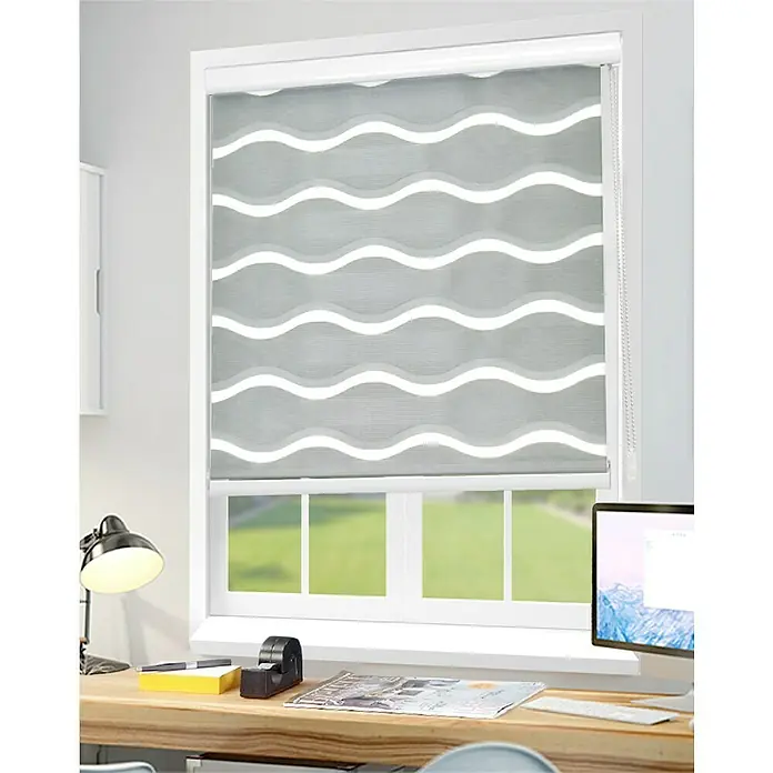 Estor noche y día Ondas - An x Al: 150 x 250 cm, Gris - Una persiana enrollable moderna con rayas onduladas en gris y blanco, que ofrece una estética elegante y con estilo.