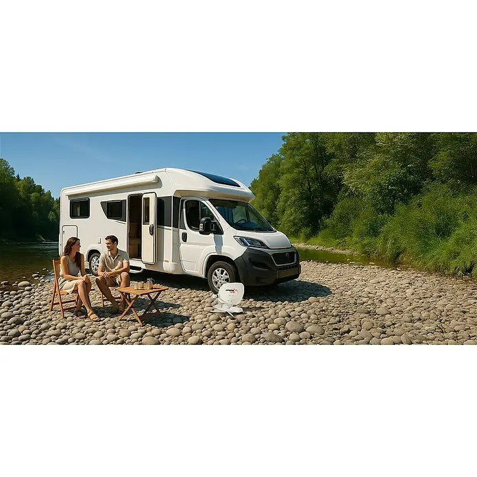 Camping First Satelliten-Antenne Satmex mobil 3 - Anzahl Nutzer: 1, Weiß - Weißer, tragbarer Satellitenempfänger mit „camping first“-Branding, im Freien neben einem Wohnmobil für Satellitenempfang aufgestellt.