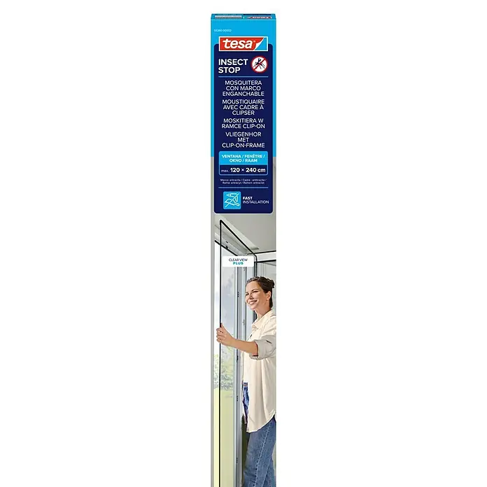 Tesa Insect Stop Mosquitera para ventana - An x Al: 1,2 x 2,4 m, Montaje de la mosquitera: Pinzas, Antracita - Mosquitera de ventana clip-on tesa Insect Stop, marco antracita (máx. 120x240cm). Una mujer muestra la malla de visión clara.