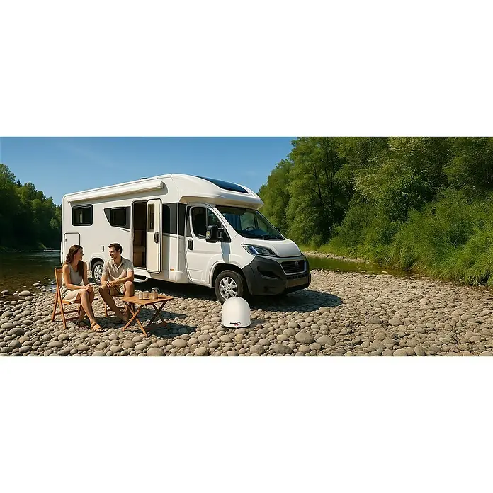 Camping First Satelliten-Antenne Satmex Dome - L x B x H: 66 x 66 x 31 cm, Anzahl Nutzer: 1, Weiß - Weiße, kuppelförmige, portable Satellitenantenne für Wohnmobile, am felsigen Flussufer.