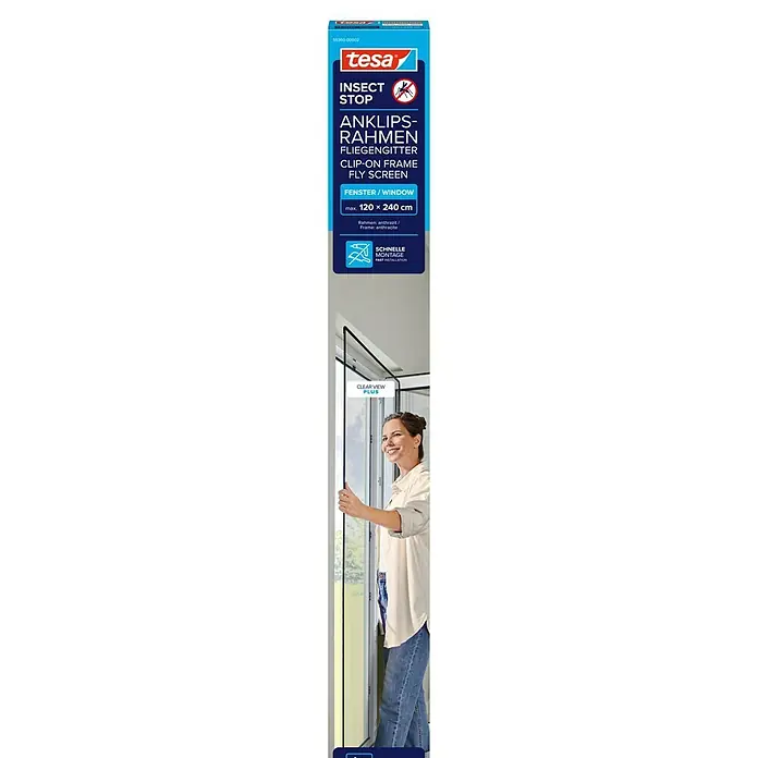 Tesa Insect Stop Insektenschutzfenster Insect Stop Anklipsrahmen - B x H: 1,2 x 2,4 m, Montage Insektengitter: Klemmen, Anthrazit - Tesa Anklips-Rahmen Fliegengitter Verpackung, zeigt eine Frau mit dem anthrazitfarbenen Clear View Gitter.