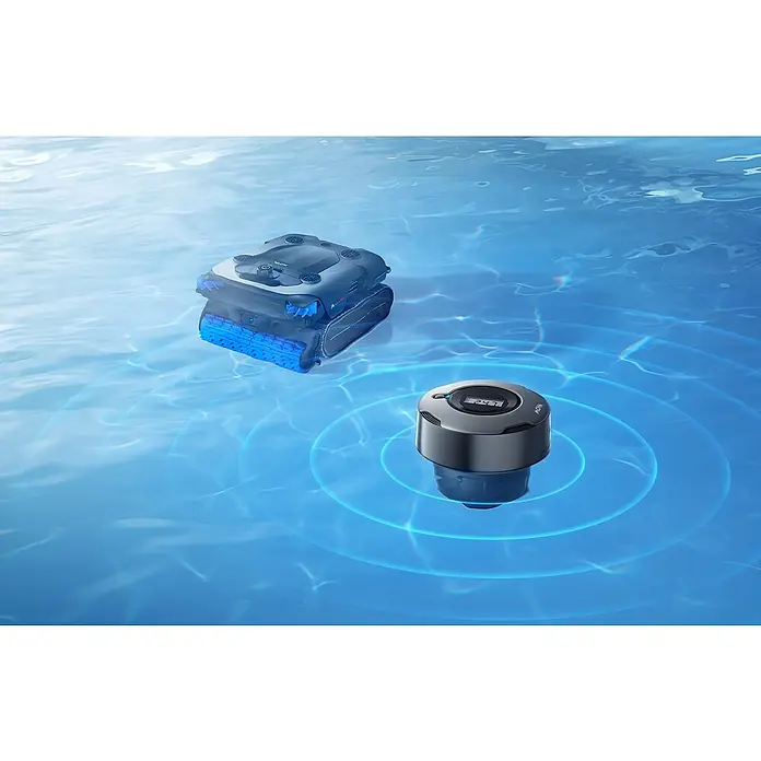Mova Poolroboter Rover X10 - Akkubetrieben, Passend für: Pools bis 500 m² Grundfäche, Filterleistung: 38.000 l/h - Ein dunkelgrauer Roboter-Poolreiniger und ein zylindrisches Sensorengerät mit Display und blauen Wellen, beide in klarem blauem Wasser.