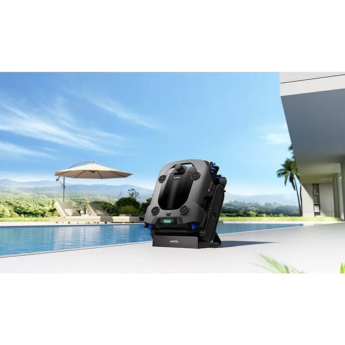 Mova Poolroboter Rover X10 - Akkubetrieben, Passend für: Pools bis 500 m² Grundfäche, Filterleistung: 38.000 l/h - Schwarzer Roboter-Poolreiniger mit blauen Akzenten auf Dock am blauen Pool.
