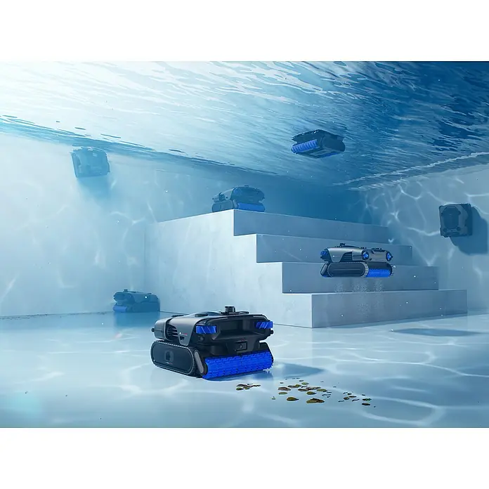 Mova Poolroboter Rover X10 - Akkubetrieben, Passend für: Pools bis 500 m² Grundfäche, Filterleistung: 38.000 l/h - Schwarzer Roboter-Poolreiniger mit blauen Bürsten, unter Wasser im Pool beim Reinigen von Schmutz.