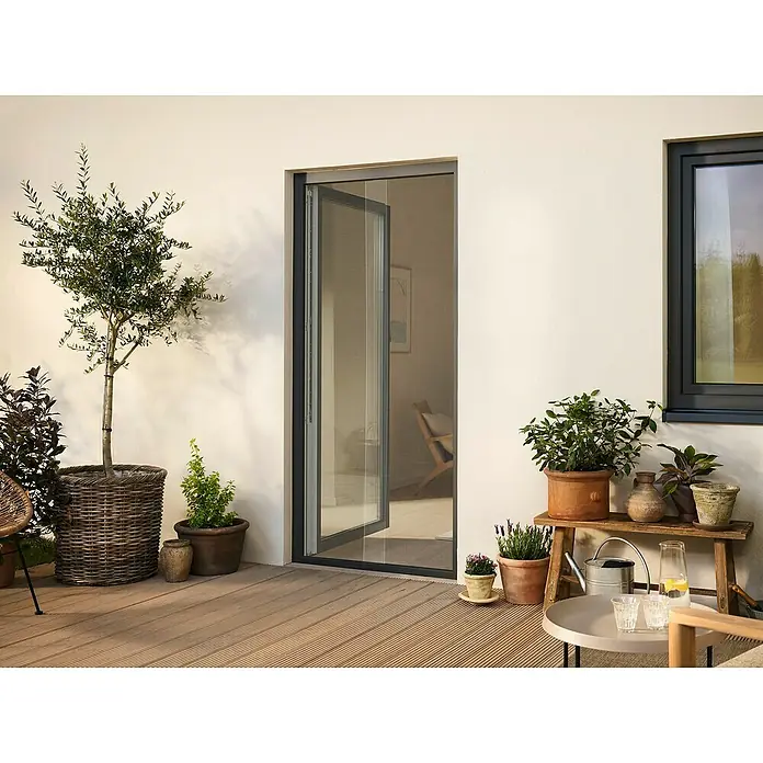 Tesa Insect Stop Insektenschutzgitter Premium - B x H: 120 x 250 cm, Weiß, Montage Insektengitter: Ankletten - Große Insektenschutztür mit dunklem Rahmen, in einem Terrasseneingang installiert und teilweise geöffnet.