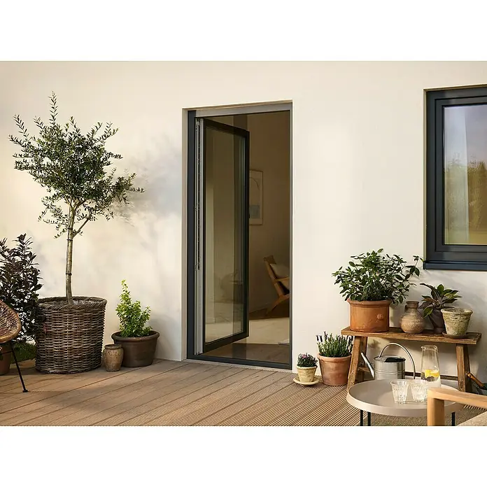 Tesa Insect Stop Insektenschutzgitter Premium - B x H: 120 x 250 cm, Weiß, Montage Insektengitter: Ankletten - Dunkel gerahmte Glastür mit Fliegengitter, teilweise offen, verbindet Terrasse mit Innenraum.