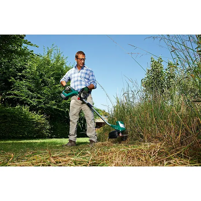 Bosch Power for All 36V Akku-Rasentrimmer AdvancedGrassCut 36 - 36 V, Li-Ionen, Ohne Akku, Schnittbreite Faden: 30 cm - Ein Mann benutzt einen Bosch Akku-Rasentrimmer im Garten, um hohes Gras zu schneiden.