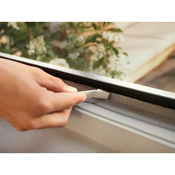 Tesa Insect Stop Insektenschutzgitter Premium - B x H: 100 x 100 cm, Anthrazit, Montage Insektengitter: Ankletten - Hand bedient schwarzes Fliegengitter mit weißem Clip, das eine klare Sicht nach draußen bietet.