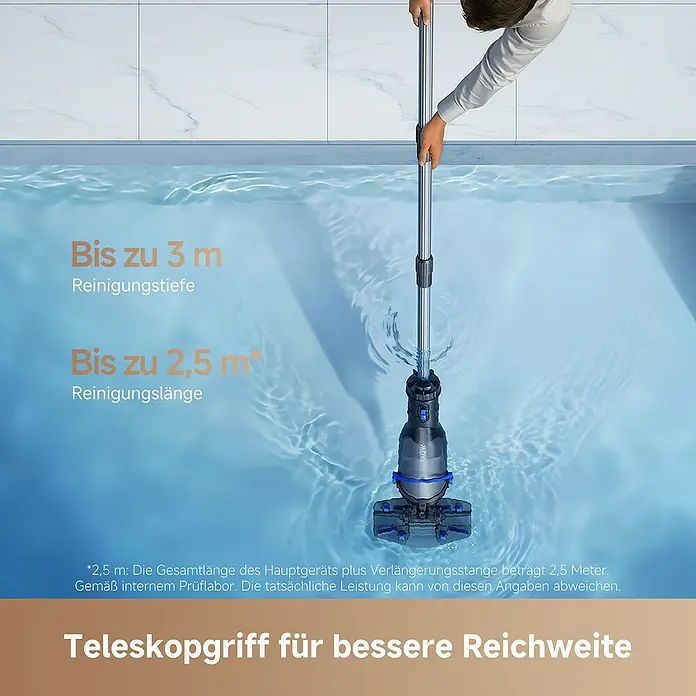 Mova Poolsauger Handler V10 - Akkubetrieben - Person reinigt Pool mit grau-blauem Teleskop-Poolsauger für bessere Reichweite und Reinigungstiefe.