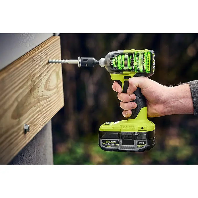 Ryobi ONE+HP Akku-Schlagschrauber RID18X1-0 - 18 V, Ohne Akku, 320 Nm - Eine Hand hält einen limettengrünen und schwarzen Ryobi Schlagschrauber mit leuchtenden Innenteilen, der eine Schraube in ein Holzbrett treibt.