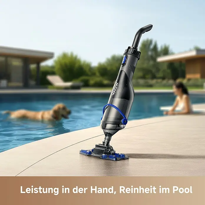 Mova Poolsauger Handler V10 - Akkubetrieben - Schwarz-blauer Hand-Poolreiniger auf dem Pooldeck. Zeigt den Einsatz zur Poolreinigung.