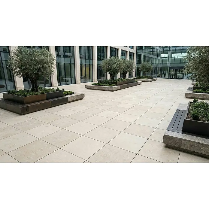 Terrassenfliese Colosseo - 120 x 120 x 2 cm, Pietra, Matt - Helle beige Terrassenplatten gestalten einen geräumigen, modernen Innenhof mit integrierten Pflanzgefäßen und Bänken.