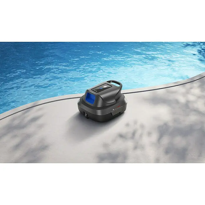 Mova Poolroboter Diver R10 - Akkubetrieben, Passend für: Pools bis 80m² Grundfläche, Filterleistung: 5.700 l/h - Dunkelgrauer Roboter-Poolreiniger mit blauen Akzenten am Rand eines hellblauen Schwimmbeckens.